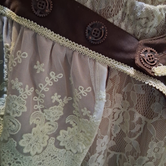 RQ BL- High-Low Lace Layered Skirt in Beige and Cream - Picture 13 of 15